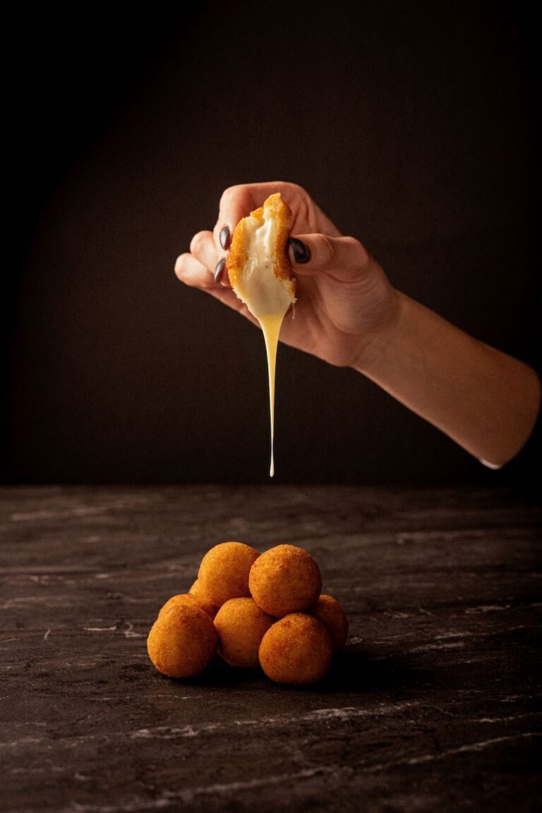 Bolinhas de queijo com recheio cremoso