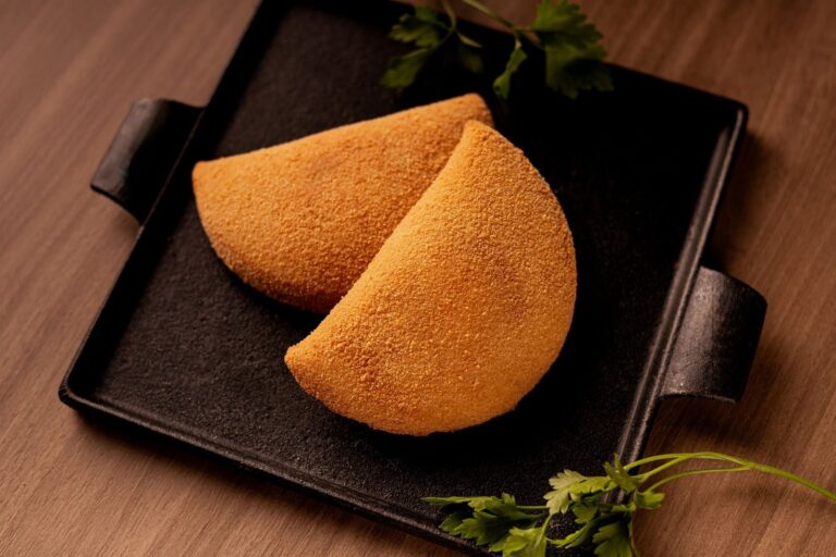 Risoles fritos servidos em travessa