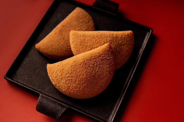 Risoles empanados servidos em travessa
